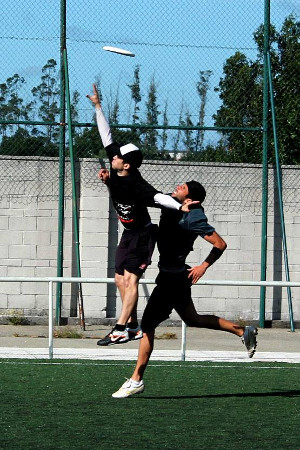 Ultimate frisbee on grass. Photos credit: Vanessa Andrès