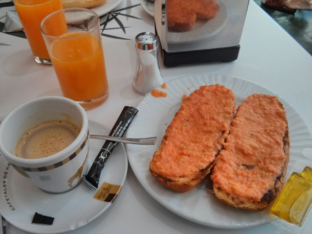 Pan con tumaca, zumo natural y un café cortado - Toast with tumaca, fresh orange juice and a coffee