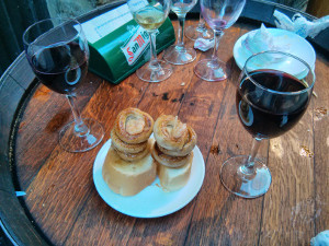 Pinchos de champiñón y vino tinto