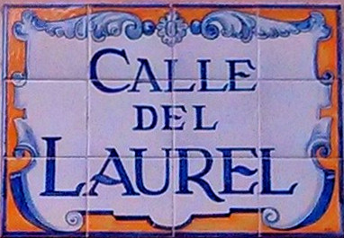 Calle del Laural sign